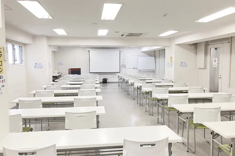 【高崎白銀ビル貸会議室】第一会議室 3名掛け最大60名収容・設備無料の96㎡イベントスペース｜販売利用OK