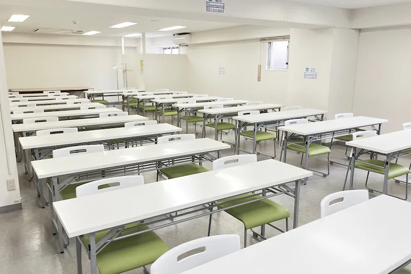 【高崎白銀ビル貸会議室】第一会議室 3名掛け最大60名収容・設備無料の96㎡イベントスペース｜販売利用OK
