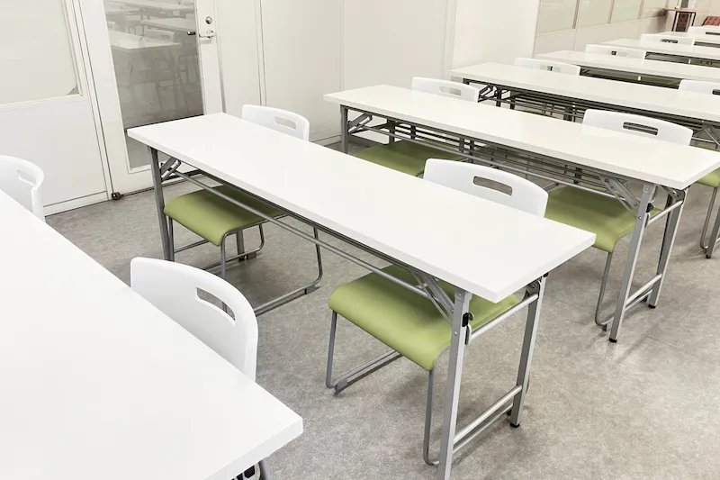 【高崎白銀ビル貸会議室】第一会議室 3名掛け最大60名収容・設備無料の96㎡イベントスペース｜販売利用OK