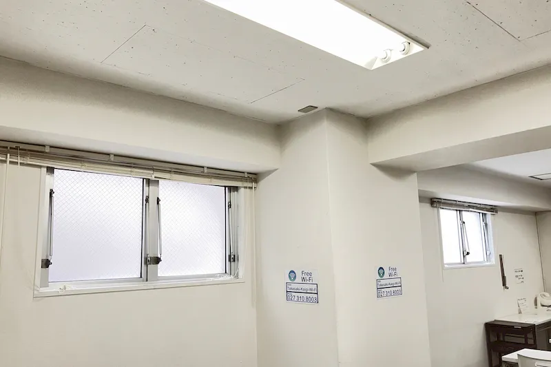 【高崎白銀ビル貸会議室】第一会議室 3名掛け最大60名収容・設備無料の96㎡イベントスペース｜販売利用OK