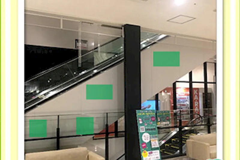 【イオンモール多摩平の森】モール内広告 エスカレーター中央側面の画像