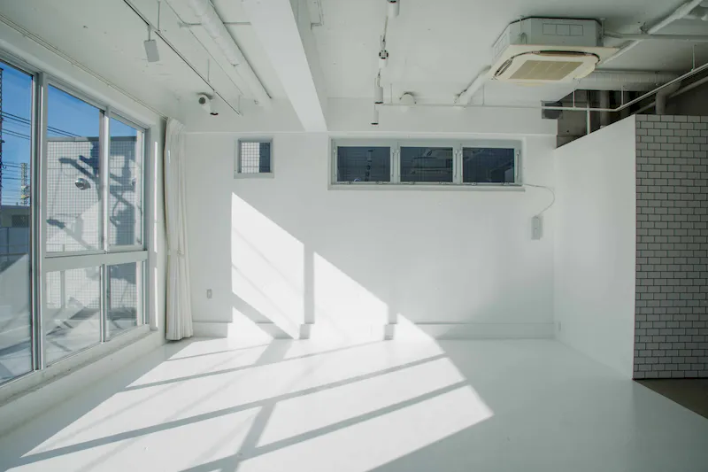 【代々木上原駅3分】展示会場や撮影に最適な自然光が1日中入る白とコンクリートのシンプルなスタジオ