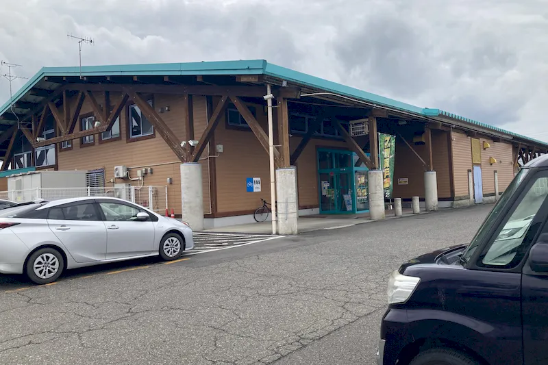 【ダイナム五泉店｜割引キャンペーン実施中】キッチンカーや各種プロモーションイベントでの出店に最適なアミューズメント施設のイベントスペース（カウンター側出入口）