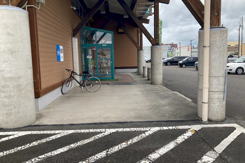 【ダイナム五泉店｜割引キャンペーン実施中】キッチンカーや各種プロモーションイベントでの出店に最適なアミューズメント施設のイベントスペース（カウンター側出入口）