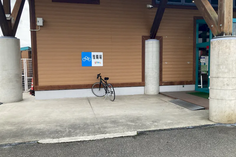 【ダイナム五泉店｜割引キャンペーン実施中】キッチンカーや各種プロモーションイベントでの出店に最適なアミューズメント施設のイベントスペース（カウンター側出入口）