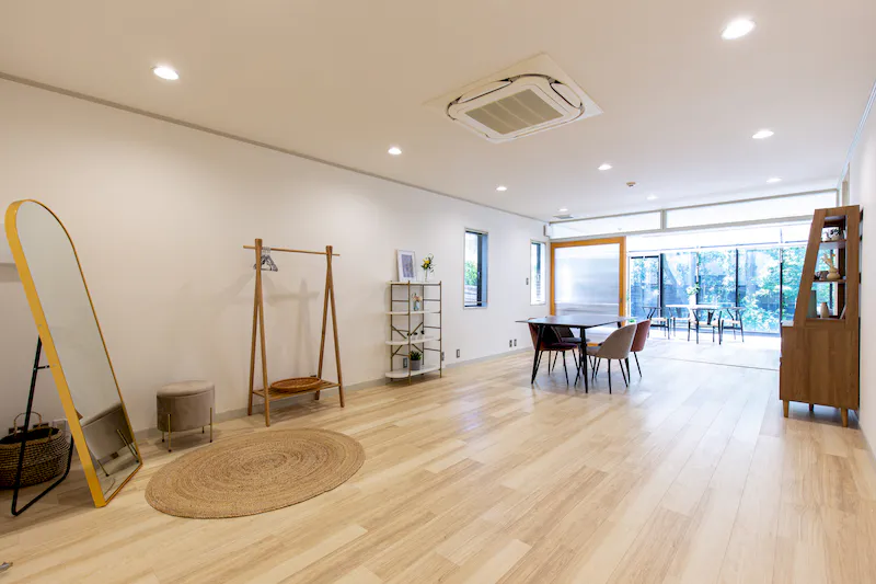 【外苑前駅5分】展示会やポップアップに最適な自然光が多く入り込むモダンな邸宅ハウススタジオ