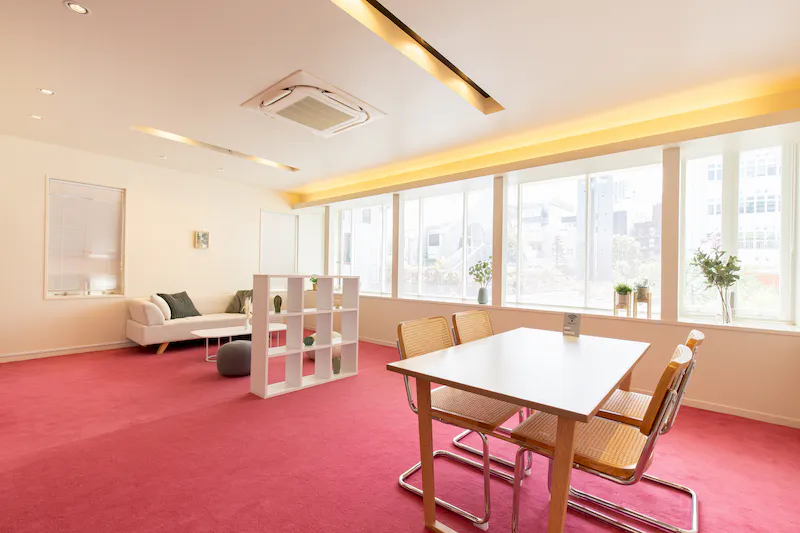 【外苑前駅5分】展示会やポップアップに最適な自然光が多く入り込むモダンな邸宅ハウススタジオ