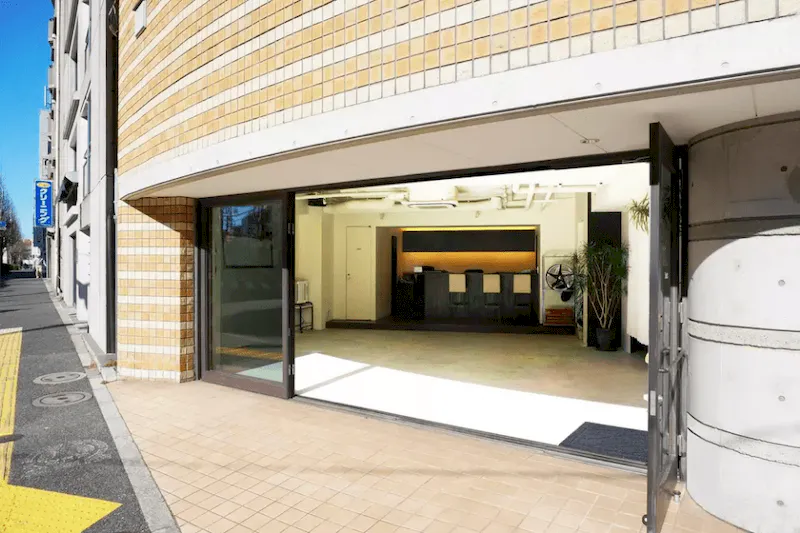 【代々木上原駅3分】車・バイク企画限定｜展示会や物販に適した井の頭通り沿い交差点前スペース（全体貸し）のメイン画像