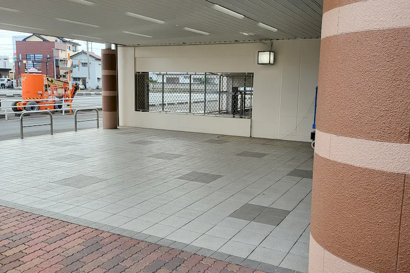 【メガセンタートライアル伊勢崎中央店】①東側出入口軒下キッチンカー／テント
