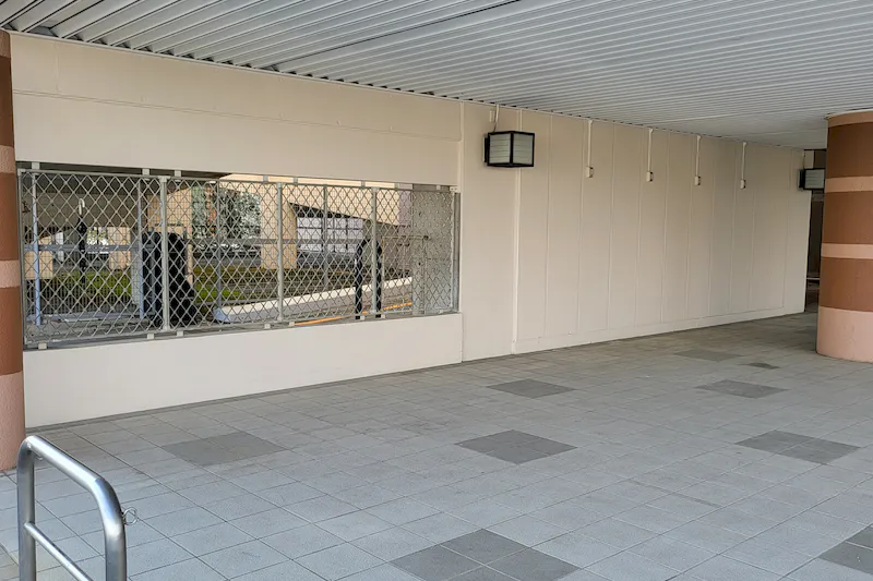 【メガセンタートライアル伊勢崎中央店】①東側出入口軒下キッチンカー／テント