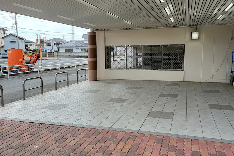 【メガセンタートライアル伊勢崎中央店】①東側出入口軒下キッチンカー／テント