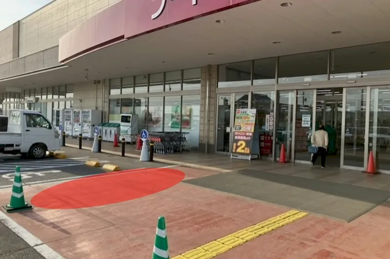 【ベイシア 玉造店】キッチンカーや各種プロモーションに最適な正面入り口前屋外イベントスペース