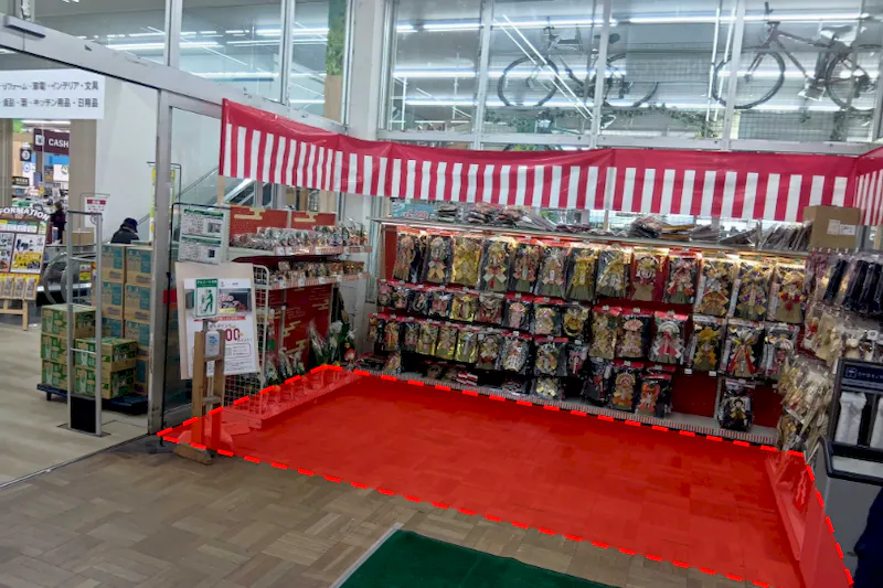 【ユニディ狛江店】1F風除室（入口入って右）のプロモーションや食物販の出店に最適な催事イベントスペース