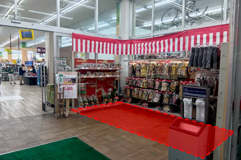 【ユニディ狛江店】1F風除室（入口入って右）のプロモーションや食物販の出店に最適な催事イベントスペース