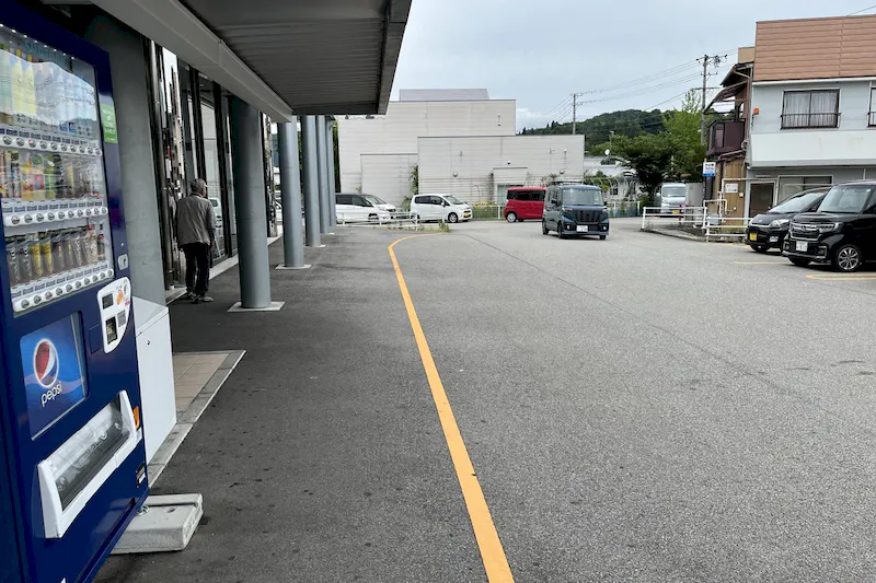 【ダイナム岐阜桐生店ゆったり館｜割引キャンペーン実施中】キッチンカーに最適なアミューズメント施設の店舗正面風除室前イベントスペース