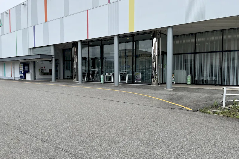 【ダイナム岐阜桐生店ゆったり館｜割引キャンペーン実施中】キッチンカーに最適なアミューズメント施設の店舗正面風除室前イベントスペース