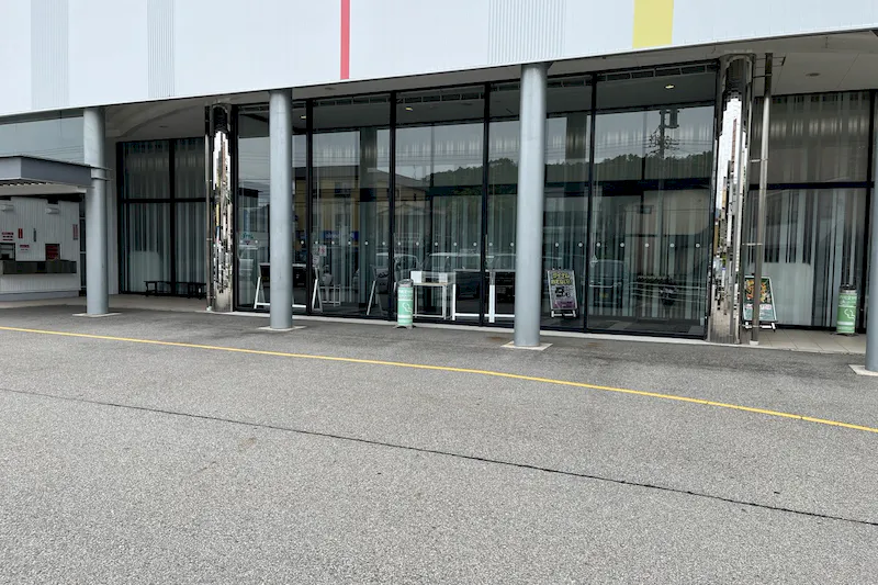 【ダイナム岐阜桐生店ゆったり館｜割引キャンペーン実施中】キッチンカーに最適なアミューズメント施設の店舗正面風除室前イベントスペース