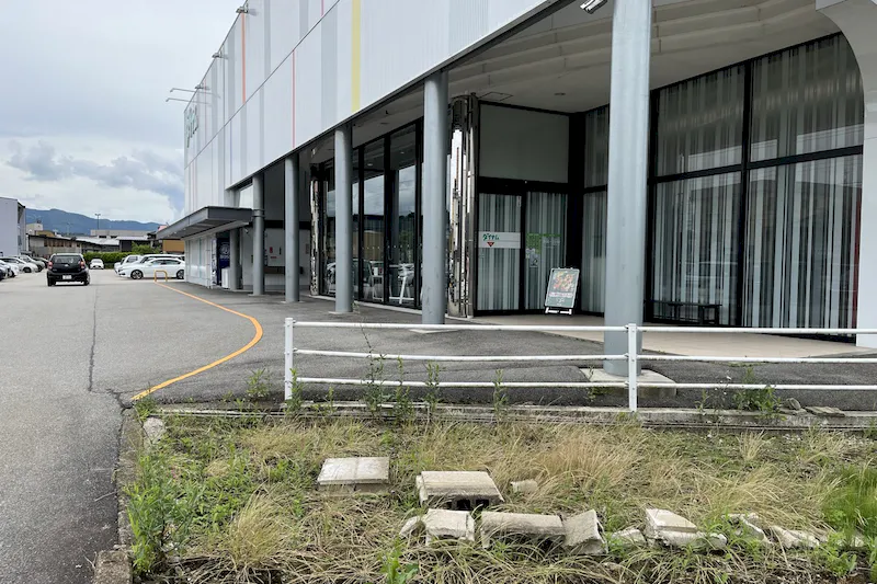 【ダイナム岐阜桐生店ゆったり館｜割引キャンペーン実施中】キッチンカーに最適なアミューズメント施設の店舗正面風除室前イベントスペース