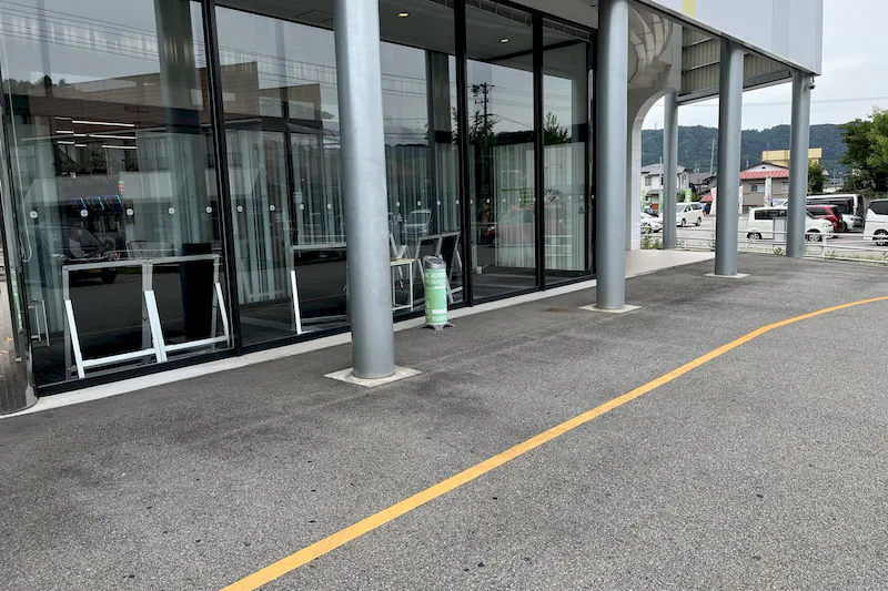 【ダイナム岐阜桐生店ゆったり館｜割引キャンペーン実施中】キッチンカーに最適なアミューズメント施設の店舗正面風除室前イベントスペース