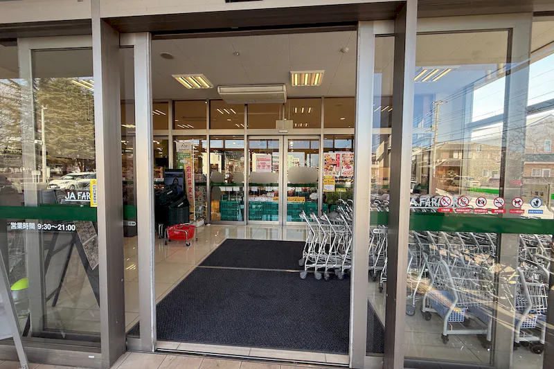 【JAファーマーズ朝日町店】食物販やプロモーションに利用可能な風除室スペースの画像