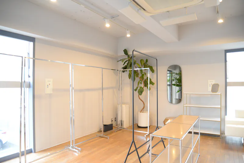 【六本木通り】アパレルの展示会場や販売促進イベント会場に最適なコンクリート壁×ウッド調の床で構成されたスタイリッシュなレンタルスペース