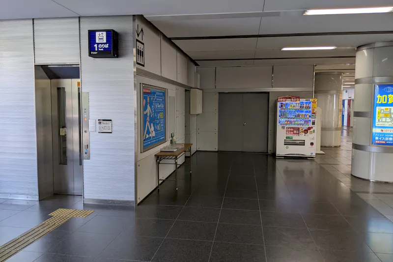 【京阪電鉄 寝屋川市駅｜50%OFFキャンペーン実施中】販促イベントや物販に最適な通行量の多い改札内コンコースイベントスペース