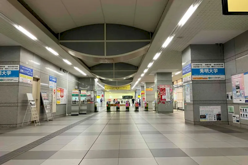 【八千代緑が丘駅】プロモーションや食物販に最適な人流の多い改札前スペース①（南側・改札外）