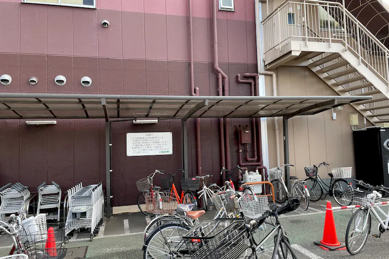 【いなげや三鷹牟礼店】各種プロモーションイベントに最適なスーパーマーケットの軒下イベントスペース