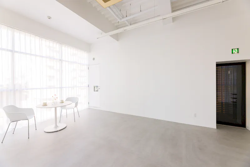 【恵比寿駅2分】 アパレルの展示会やポップアップ等に最適なガラス張りビルで天高4mを誇る開放感のあるスタジオ
