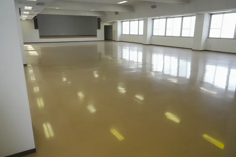 【飯田橋駅2分】撮影やイベントに最適な学校跡地のレンタルスペース（4F講堂）