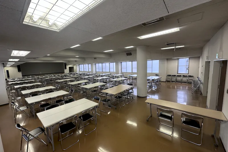 【飯田橋駅2分】撮影やイベントに最適な学校跡地のレンタルスペース（4F講堂）