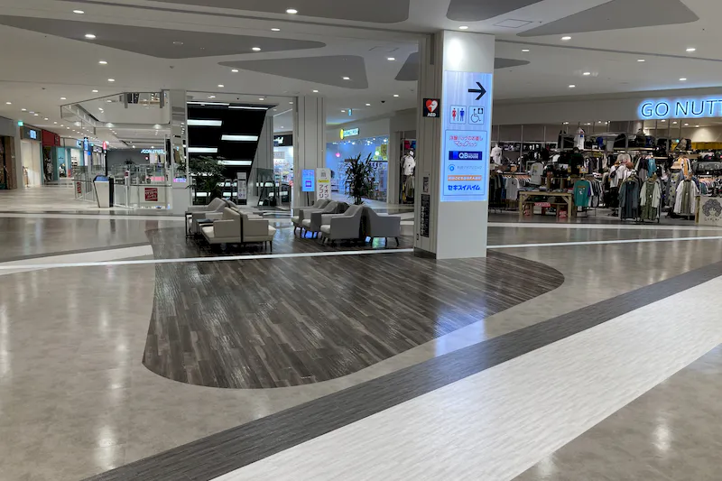 【イオンモール新利府】２階 モール東エスカレーター前