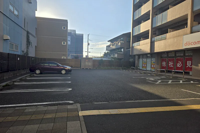 【ドコモショップ尾久橋通り店】キッチンカー出店に最適な携帯キャリアショップ敷地内にある駐車場スペース