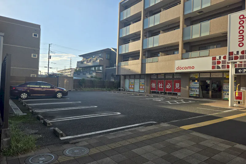 【ドコモショップ尾久橋通り店】キッチンカー出店に最適な携帯キャリアショップ敷地内にある駐車場スペース