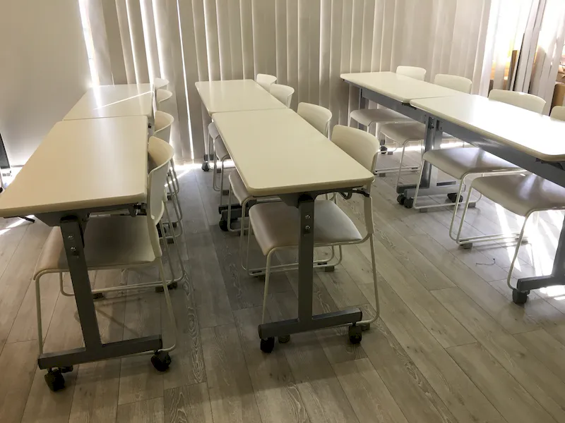 テーブルや椅子の利用が可能です。