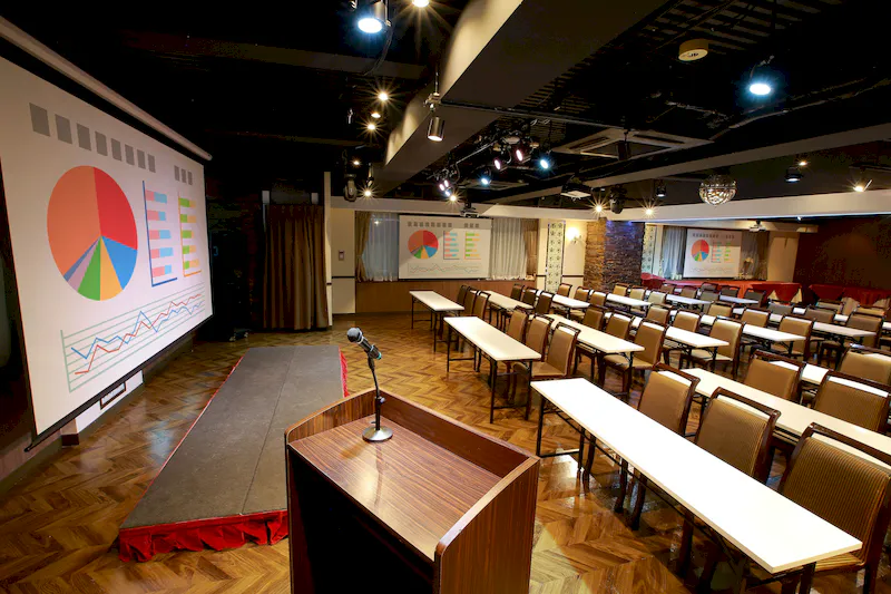 【新宿三丁目駅4分】講演会やレセプションパーティーに活用できる広々としたイベントスぺース（7F）