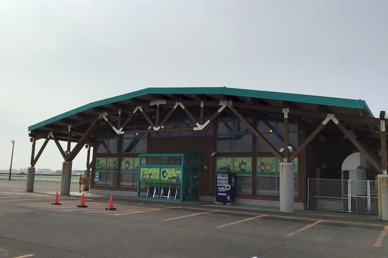 【ダイナムつがる柏店ゆったり館｜割引キャンペーン実施中】キッチンカーやプロモーションに最適なアミューズメント施設のイベントスペース(店舗出入口前）