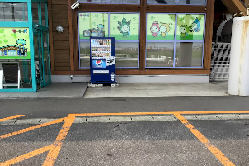 【ダイナムつがる柏店ゆったり館｜割引キャンペーン実施中】キッチンカーやプロモーションに最適なアミューズメント施設のイベントスペース(店舗出入口前）