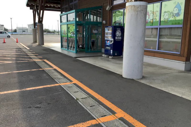 【ダイナムつがる柏店ゆったり館｜割引キャンペーン実施中】キッチンカーやプロモーションに最適なアミューズメント施設のイベントスペース(店舗出入口前）