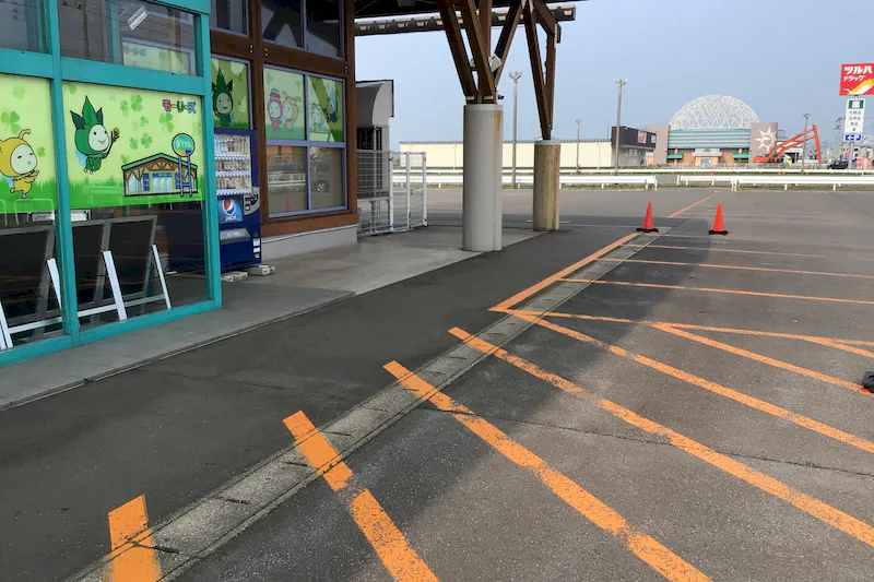 【ダイナムつがる柏店ゆったり館｜割引キャンペーン実施中】キッチンカーやプロモーションに最適なアミューズメント施設のイベントスペース(店舗出入口前）