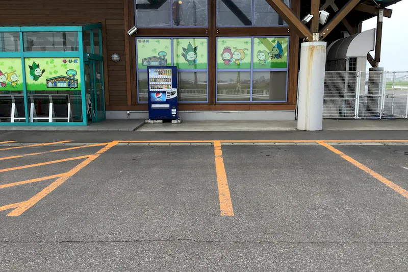 【ダイナムつがる柏店ゆったり館｜割引キャンペーン実施中】キッチンカーやプロモーションに最適なアミューズメント施設のイベントスペース(店舗出入口前）