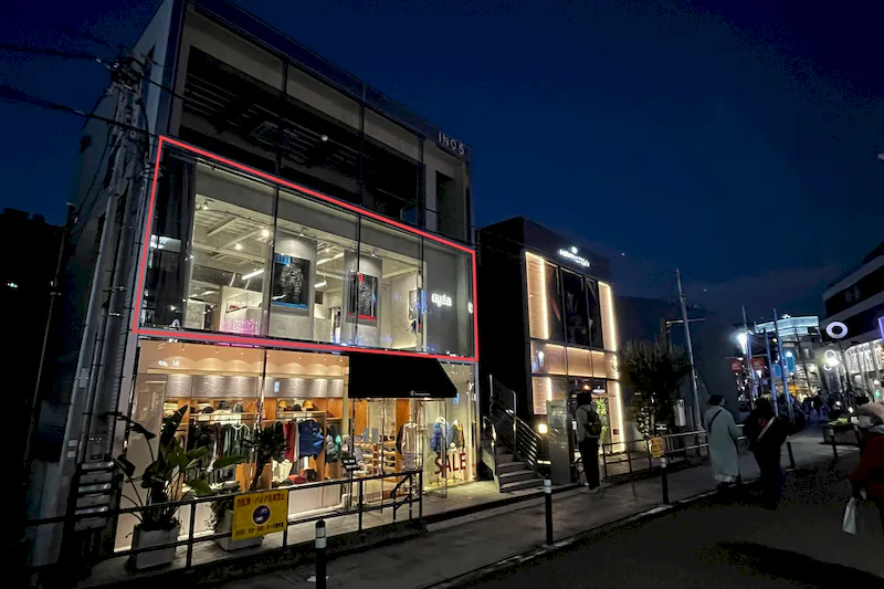 【明治神宮前駅5分】原宿キャットストリートに佇む2Fレンタルスペース。全面ガラス、釘打ちOK。賑わうロケーションで上質なイベントを。