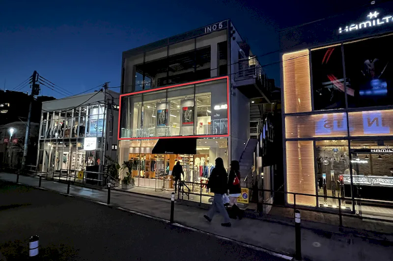 【明治神宮前駅5分】原宿キャットストリートに佇む2Fレンタルスペース。全面ガラス、釘打ちOK。賑わうロケーションで上質なイベントを。