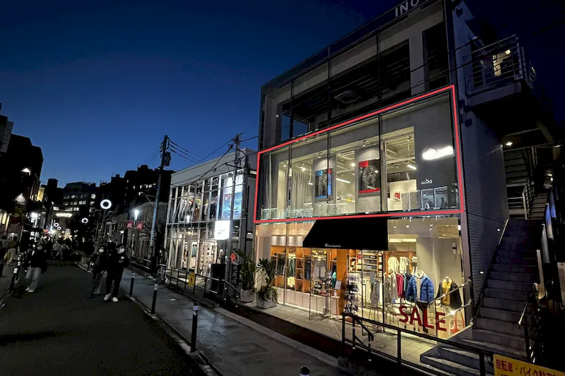 【明治神宮前駅5分】原宿キャットストリートに佇む2Fレンタルスペース。全面ガラス、釘打ちOK。賑わうロケーションで上質なイベントを。