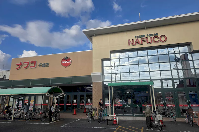 【ナフコトミダ千成店】食物販や販促プロモーションに最適な入口近くの風除室スペース