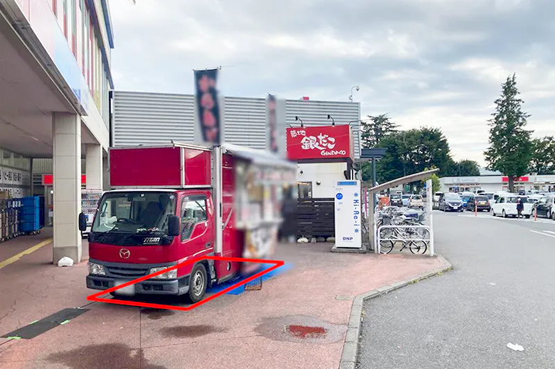 【イオンタウン野田七光台】キッチンカーに最適な施設出入口と駐車場の間にある通行量の多い屋外スペースの画像