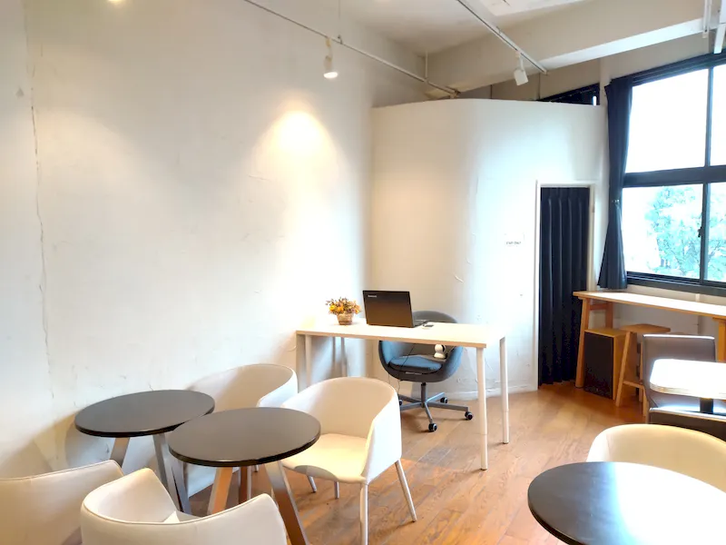 自然光が入る明るい店内