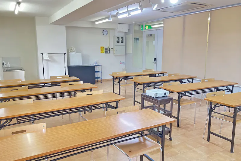 【高崎白銀ビル貸会議室】第三会議室（47㎡）|3名掛け最大24席、設備無料|販売利用OK