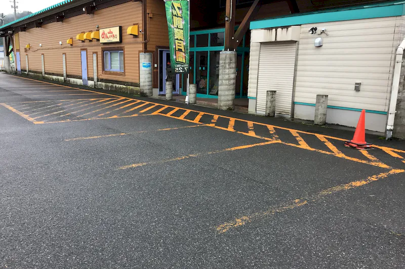 【ダイナム山形長井店｜割引キャンペーン実施中】キッチンカーに最適なアミューズメント施設のイベントスペース(めん六側）