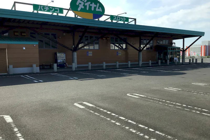 【ダイナム福島いわき錦店｜割引キャンペーン実施中】キッチンカーの開催に最適なアミューズメント施設のイベントスペース